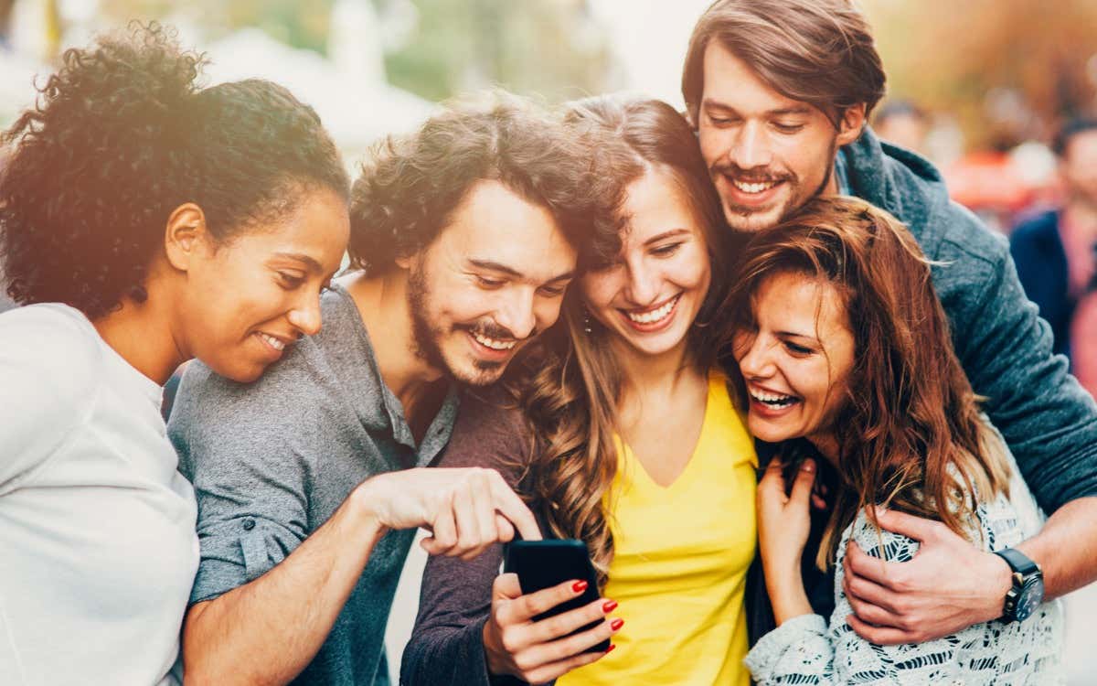 She made friends with. Texting a friend. Игры по переписке с подругой. Чем можно заняться с подругой по ВИДЕОЗВОНКУ.